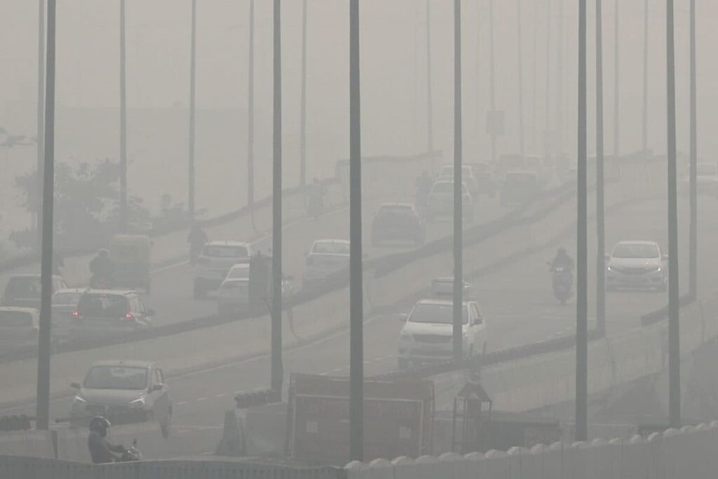 Air Pollution LIVE Updates: With 541 AQI, Delhi Inching Closer to 'Emergency' Level; People Advised to Limit Outdoor Activities