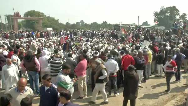 One year farmers' protest: Hundreds gather at Singhu border; Delhi Police issues advisory on traffic movement