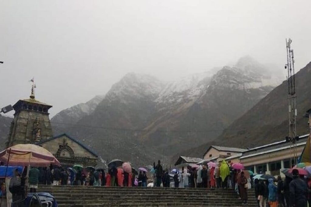 Priests Protest Against Devasthanam Board Act, Show Black Flags to Trivendra Singh Rawat in Kedarnath