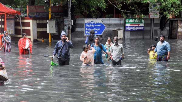 Chennai rains to continue until noon today: Water logging in many parts