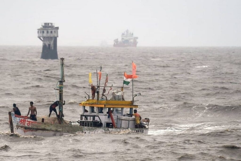 Fisherman Killed after Pakistan Forces Fire at Indian Boat Off Gujarat Coast: Police