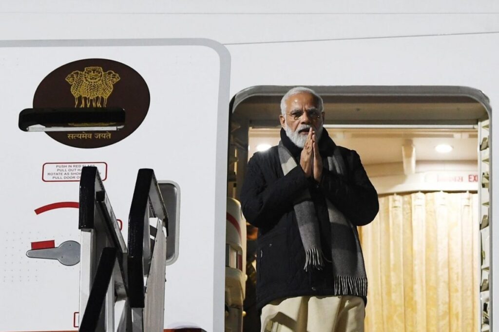 PM Modi Warmly Greeted by British PM Johnson at Climate Summit Venue