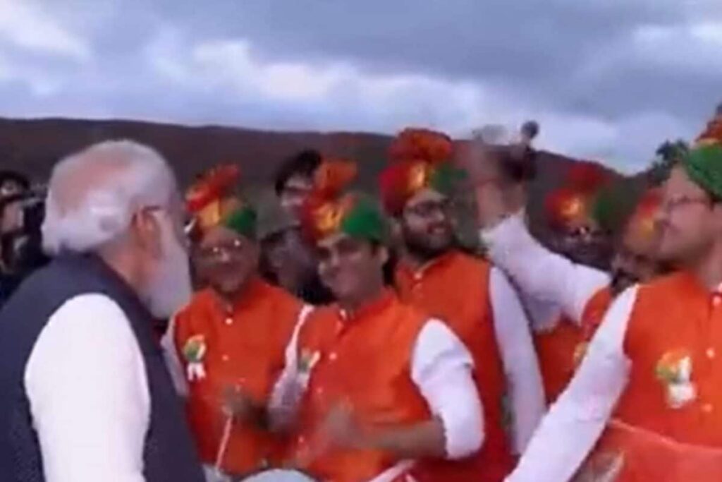 'Wonderful to Meet Old Friends in Person', Says PM Modi; Plays Drums With Indian Diaspora Before Leaving Glasgow