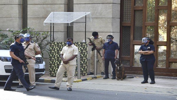 Security beefed up outside Mukesh Ambani's Antilia after alert from taxi driver about suspicious passengers