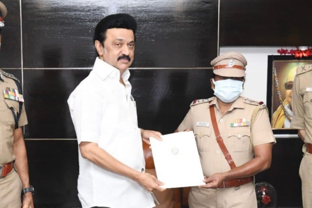 Chennai Woman Cop Who Carried Sick Man on Shoulder Gets Award from CM Stalin