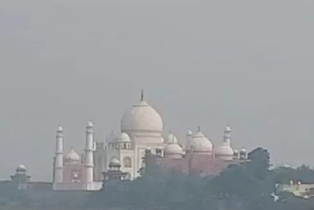 With UP's Agra, Mathura in Throes of Thick Smog, Locals Face Severe Health Issues