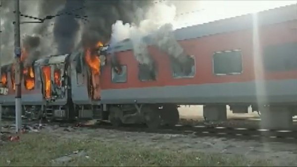 Udhampur Durg Express catches fire in Madhya Pradesh’s Morena; no casualties [Video]