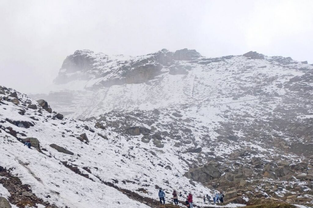 Snowfall in Higher Reaches of Kashmir, Roads Closed and Traffic Halted