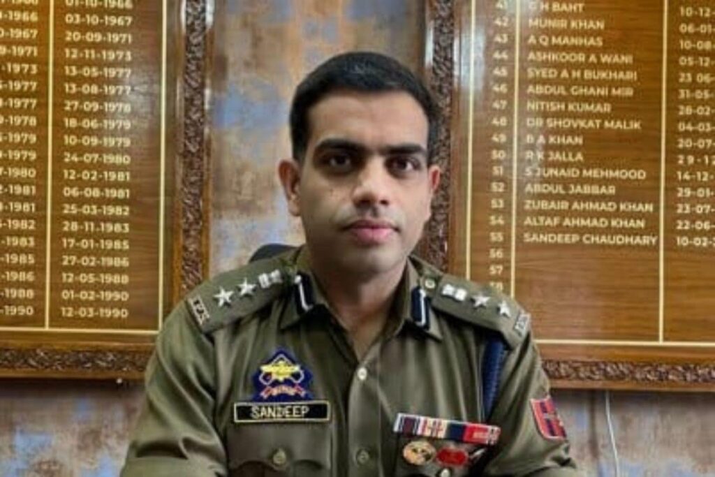 Srinagar Cop Wins Heart By Paying Rs 1 Lakh to 90-Yr-Old Man, Who Was Robbed of it