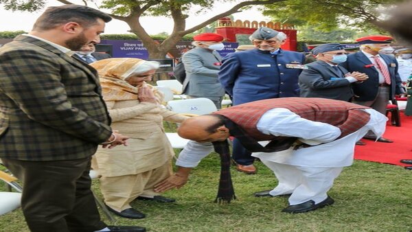 Rajnath Singh touches feet of 1971 war veteran's wife at Swarnim Vijay Varsh celebrations