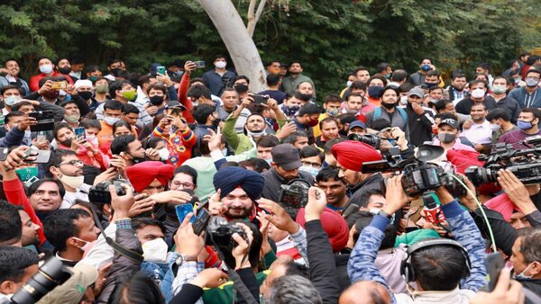 Tit-for-tat: Navjot Sidhu joins guest teachers' protest in Delhi