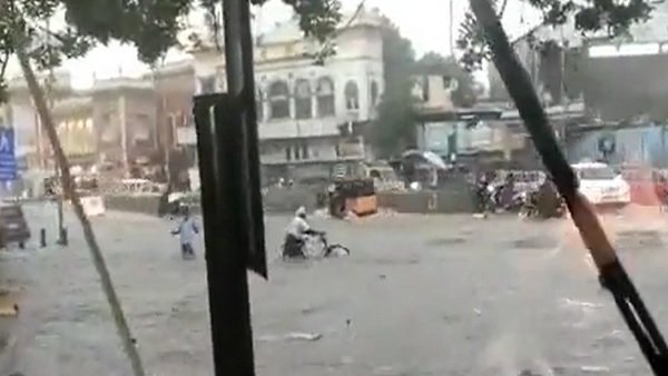 Chennai witnesses heavy rains; Twitter flooded with videos of waterlogged roads