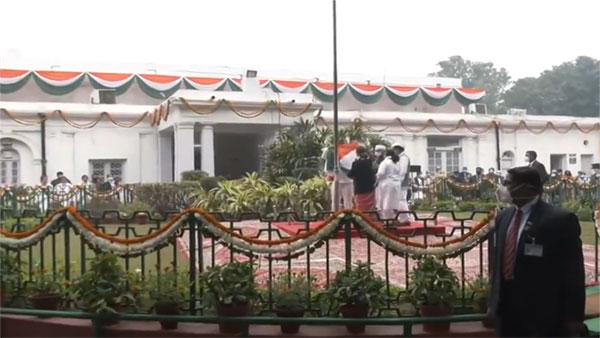 Congress flag falls off while being hoisted by interim president Sonia Gandhi  [Video]