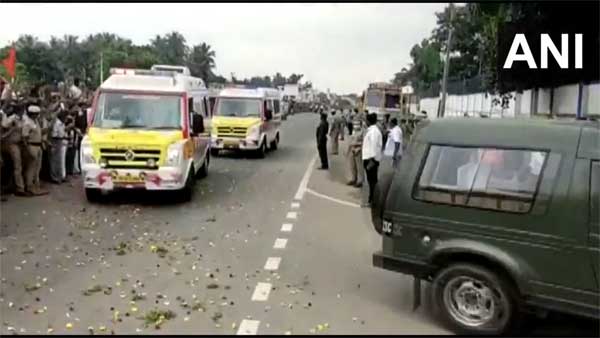 Watch: TN locals chant Bharat Mata ki Jai as ambulance carrying mortal remains of Gen Rawat passes