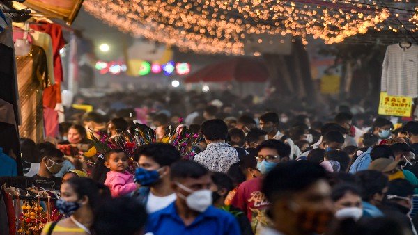 Viral Video shows shoppers jostling for space in Delhi's Sarojini Nagar market