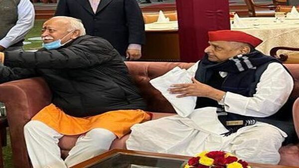 Bhagwat, Mulayam in same frame, SP faces Cong jibes over photo