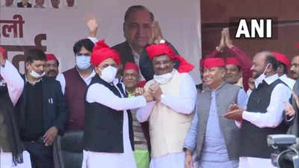 UP polls 2022: Swami Prasad Maurya, Dharam Singh Saini, other BJP MLAs join SP in presence of Akhilesh Yadav