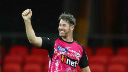 Sydney Sixers allrounder offers 'free beer' for BBL final help