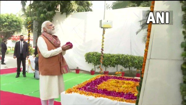 PM pays floral tributes at Mangal Pandey's statue in Meerut