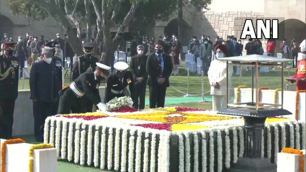 Prez Kovind, PM Modi pay floral tributes to Mahatma Gandhi at Rajghat