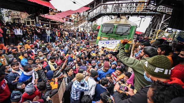 RRB NTPC Protest: 2 held, 6 cops suspended after clash with 'job aspirants' in Prayagraj