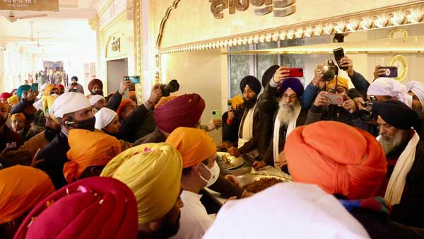 Punjab polls: Rahul Gandhi offers prayers at Golden Temple