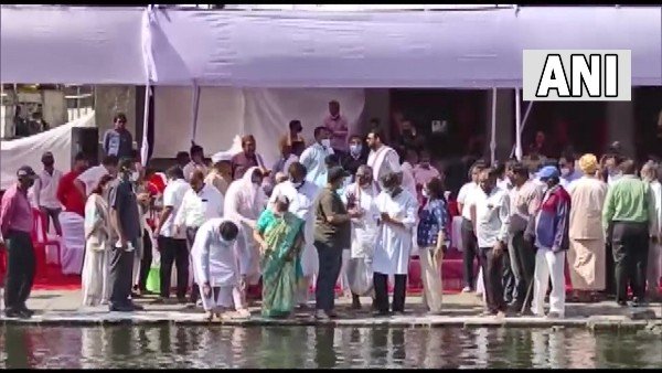 Lata Mangeshkar ashes immersed in Nashik's Ramkund