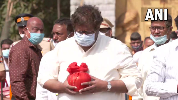 Lata Mangeshkar's ashes collected from Shivaji Park