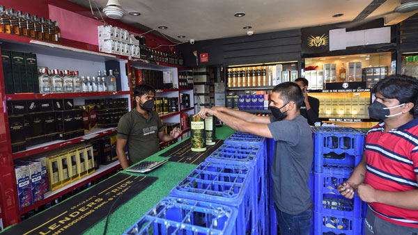 Delhi: Tipplers queue up at liquor stores as vendors offer big discount, some below MRPs