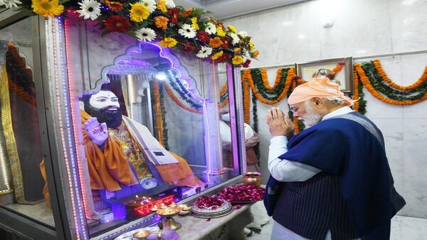 WATCH: PM Modi offers prayers to Sant Ravidas, sits in kirtan, chants along