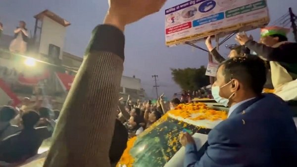 What happened when Priyanka, Akhilesh came face-to-face during campaign trail? Watch video