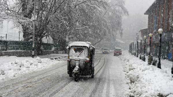 J&K: Life thrown out of gear in Kashmir valley as most areas receive heavy snowfall