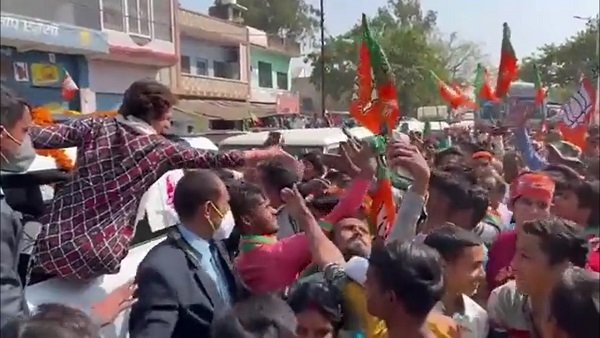 How Priyanka Gandhi-BJP workers greeted one another during election campaign [Viral Video]