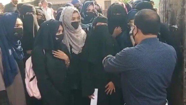 Karnataka hijab row: Students denied entry into campus at Bhandarkars' College Kundapura