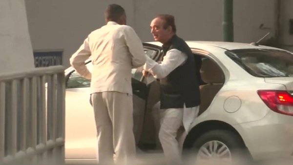 Ghulam Nabi Azad meets Sonia Gandhi at Janpath