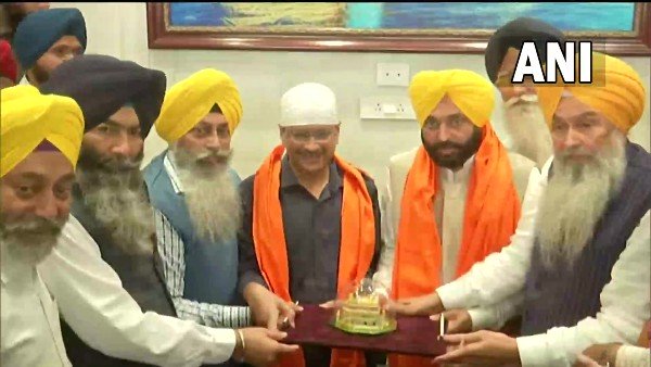 Punjab CM designate Bhagwant Mann, Kejriwal visit Golden Temple ahead of mega roadshow