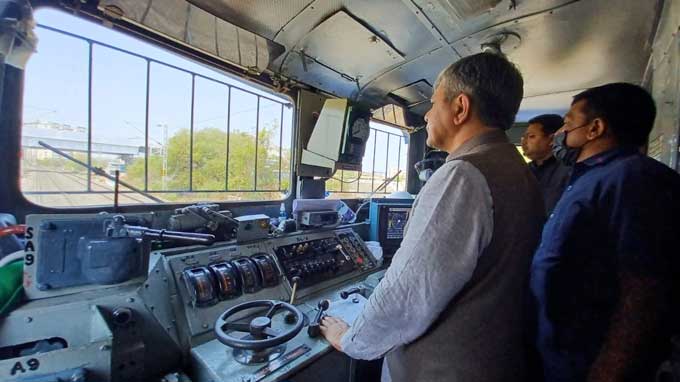 Anti collision test between two high speed trains with minister on board