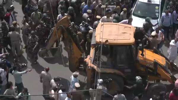 Bulldozer drive begins in violence-hit Jahangirpuri amid heavy police deployment