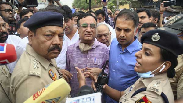 Jahangirpuri violence: Congress delegation reaches demolition site, stopped by police