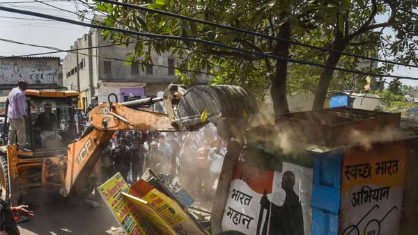 After much drama, anti-encroachment drive stopped in Delhi's Jahangirpuri area