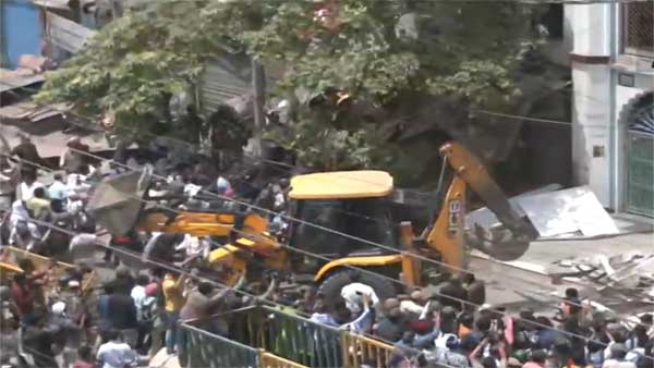 Despite SC order, NDMC continues demolition drive in Jahangirpuri in Delhi