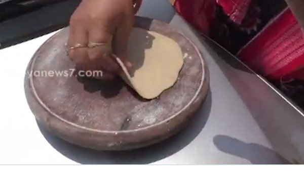 Watch: It's so hot in Odisha right now that a woman actually made roti on car’s bonnet