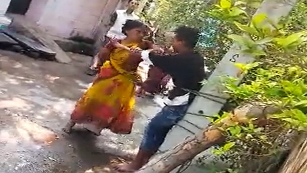 Women ties son to pole, rubs mirchi powder in his eyes in Viral video in Telangana