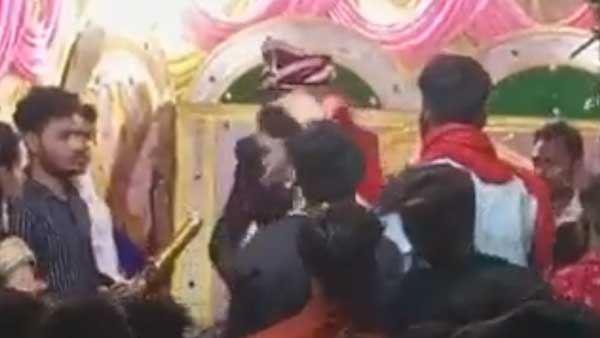 Viral video: Watch UP bride slaps groom twice during 'Jaimala' ceremony