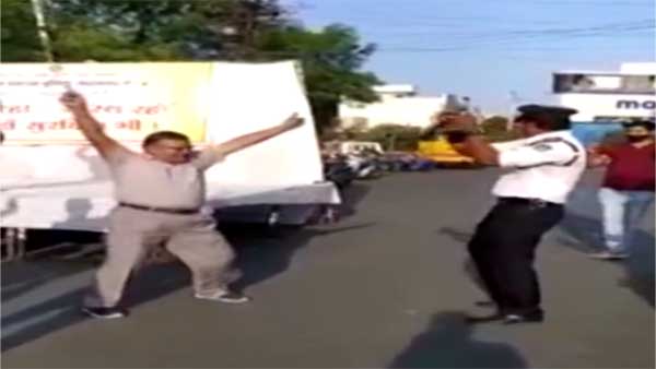 Man, traffic cop dance to ‘Jaanu Meri Jaan:’ Watch viral video