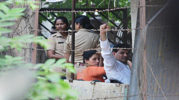 Mumbai sessions court to pronounce order on bail plea of MP Navneet Rana and MLA Ravi Rana today