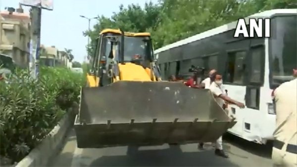 Watch: Anti-encroachment drive underway at south, north Delhi