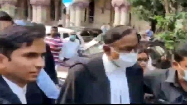 Chidambaram faces protests by lawyers of Congress Cell at Calcutta High Court