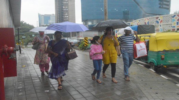 Pre-monsoon rain lashes Bengaluru, Orange alert issued as city to receive light showers for next 4 days| VIDEO