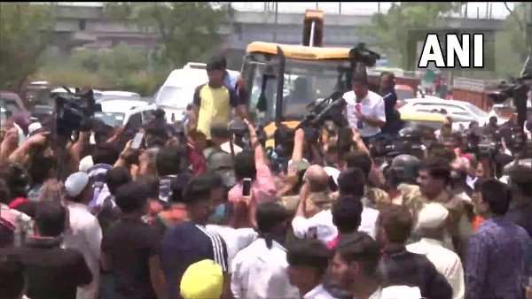 Shaheen Bagh: MCD bulldozers reach area for anti-encroachment drive, locals block roads